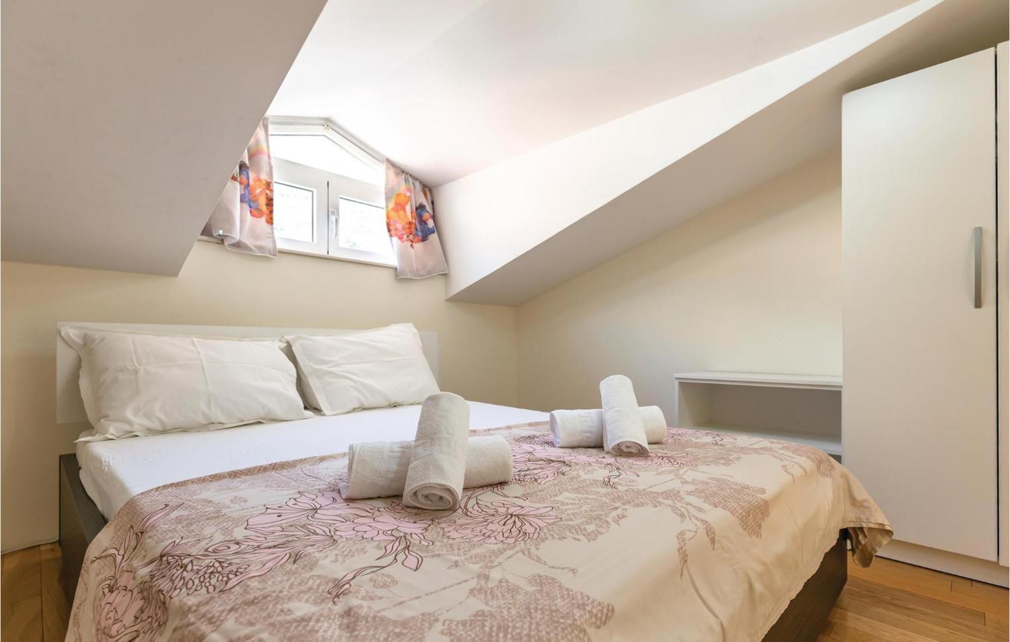 Lovely In With Kitchenette *